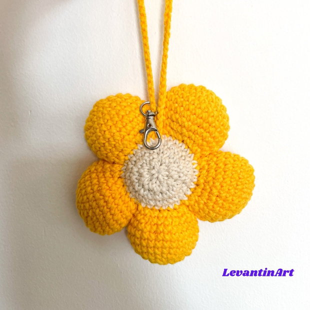 Floare uriasa - Breloc ornament pentru geanta, crosetat manual, cu catarama de prindere