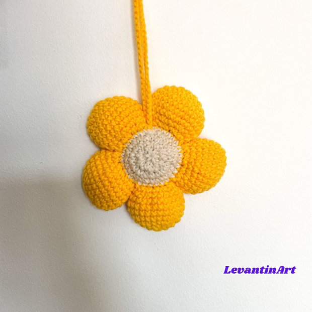 Floare uriasa - Breloc ornament pentru geanta, crosetat manual, cu catarama de prindere