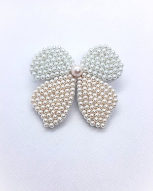 Broșă handmade cu perle de sticlă -alb+ivory