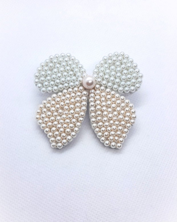 Broșă handmade cu perle de sticlă -alb+ivory