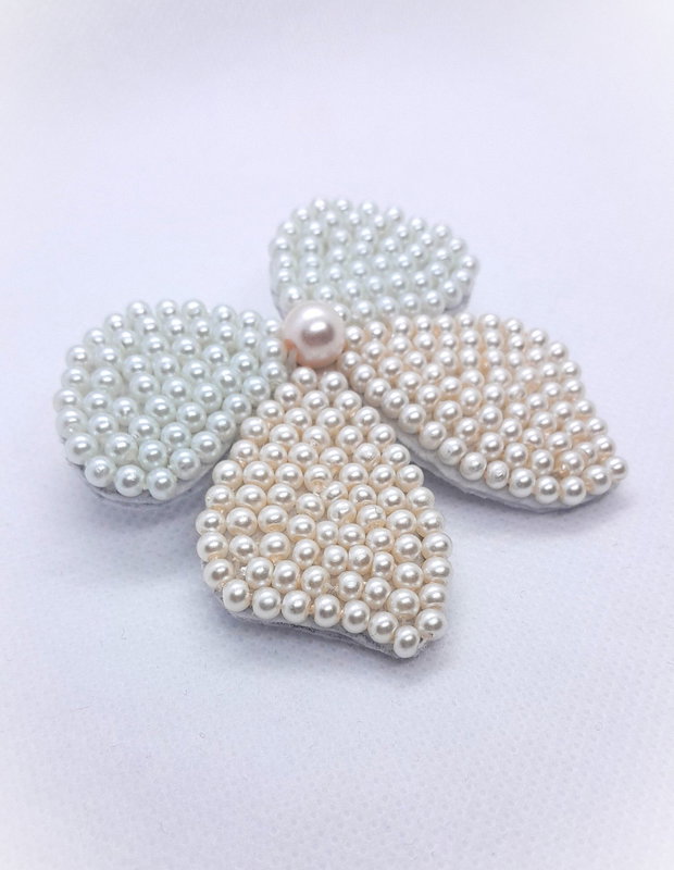 Broșă handmade cu perle de sticlă -alb+ivory