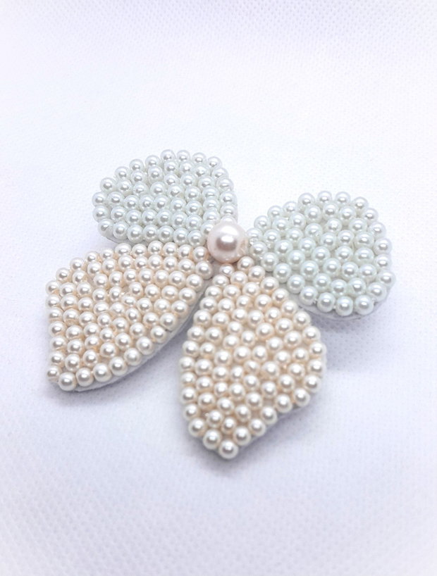 Broșă handmade cu perle de sticlă -alb+ivory