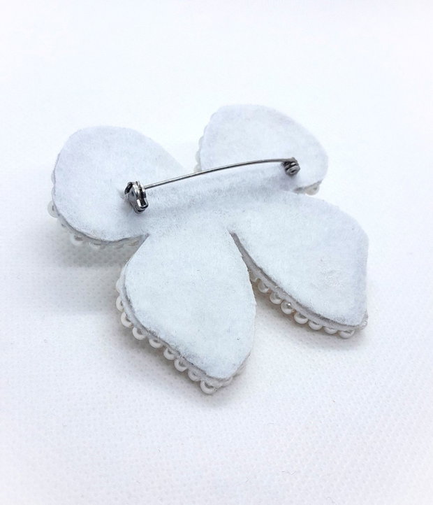 Broșă handmade cu perle de sticlă -alb+ivory