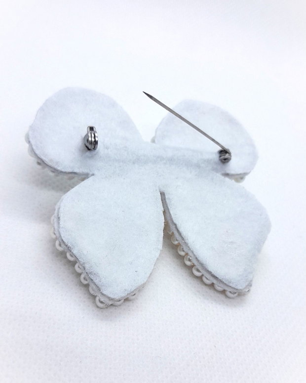 Broșă handmade cu perle de sticlă -alb+ivory