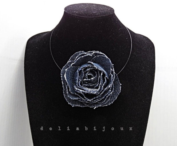 Colier handmade cu floare din denim/blug reciclat bijuterie unicat (cod1411)