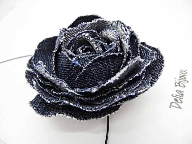 Colier handmade cu floare din denim/blug reciclat bijuterie unicat (cod1411)