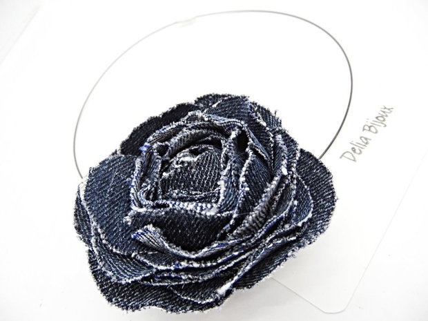 Colier handmade cu floare din denim/blug reciclat bijuterie unicat (cod1411)