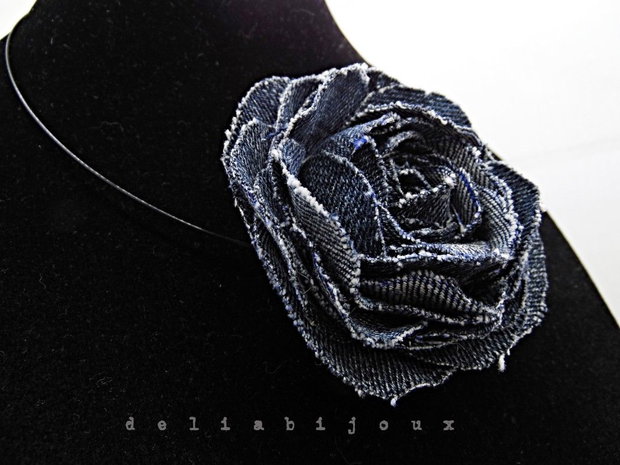 Colier handmade cu floare din denim/blug reciclat bijuterie unicat (cod1411)