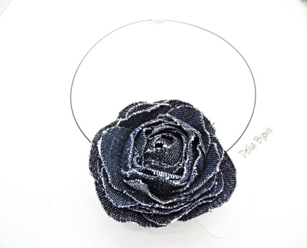 Colier handmade cu floare din denim/blug reciclat bijuterie unicat (cod1411)
