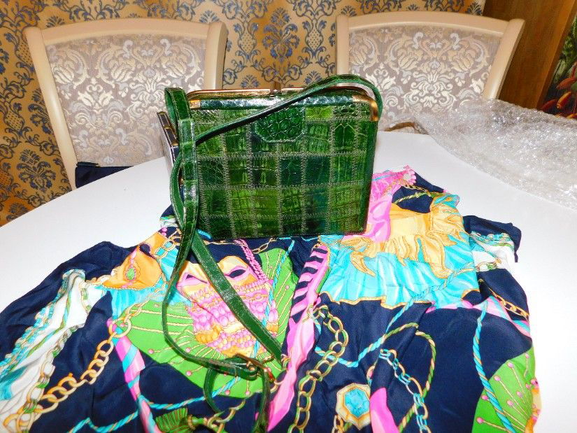 Poseta  vintage deosebita piele  crocodil.  tip caseta, esarfa matase naturala Codello, noua, cadou