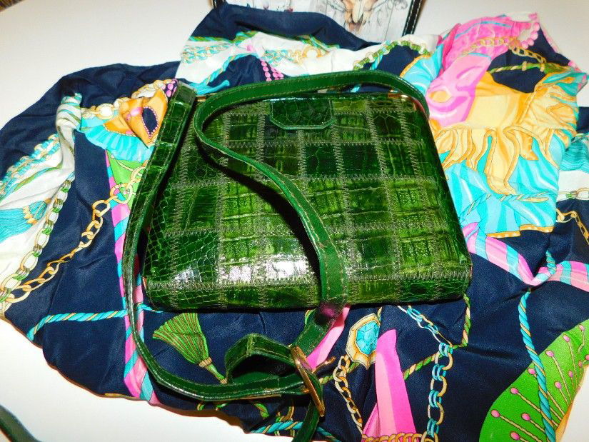 Poseta  vintage deosebita piele  crocodil.  tip caseta, esarfa matase naturala Codello, noua, cadou