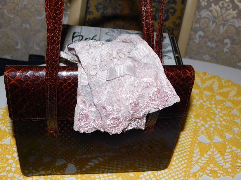 Poseta  delicata  sarpe, vintage , neutilizata, manusi  noi dantela  cadou