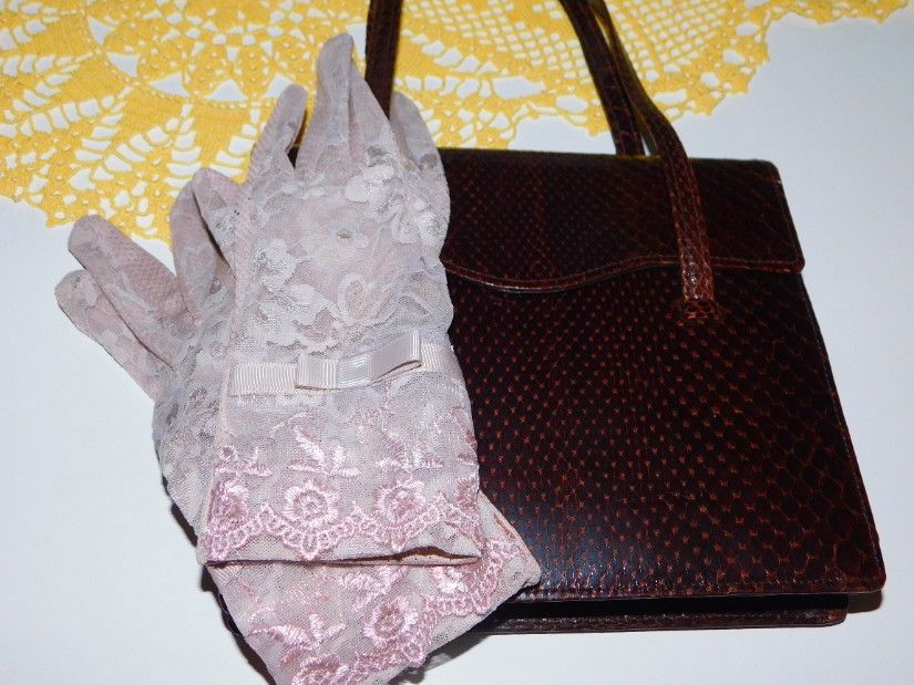 Poseta  delicata  sarpe, vintage , neutilizata, manusi  noi dantela  cadou