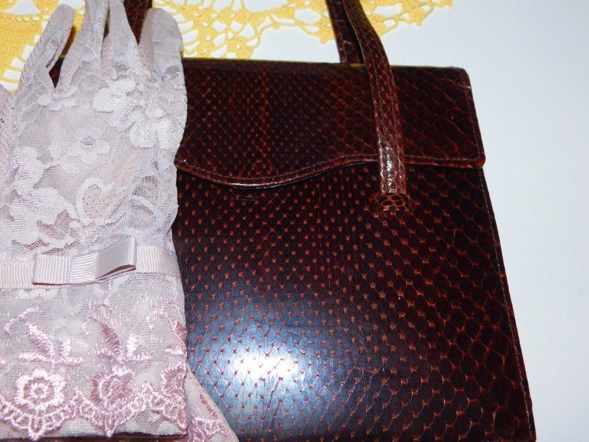 Poseta  delicata  sarpe, vintage , neutilizata, manusi  noi dantela  cadou