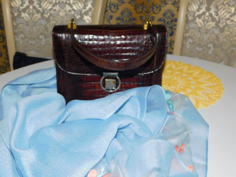 Poseta vintage  Spania , brand Perez, piele   sarpe,  esarfa noua  matase brodata , cadou