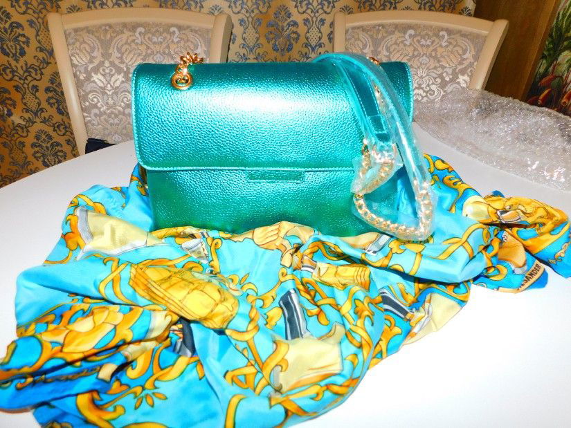 Poseta noua Italia,  etichete atasate, culoare  vibranta , cadou esarfa matase naturala designer