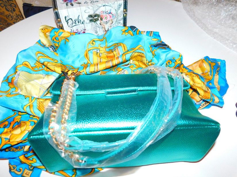 Poseta noua Italia,  etichete atasate, culoare  vibranta , cadou esarfa matase naturala designer