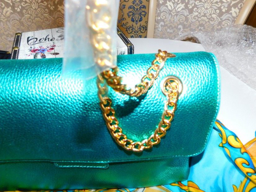 Poseta noua Italia,  etichete atasate, culoare  vibranta , cadou esarfa matase naturala designer