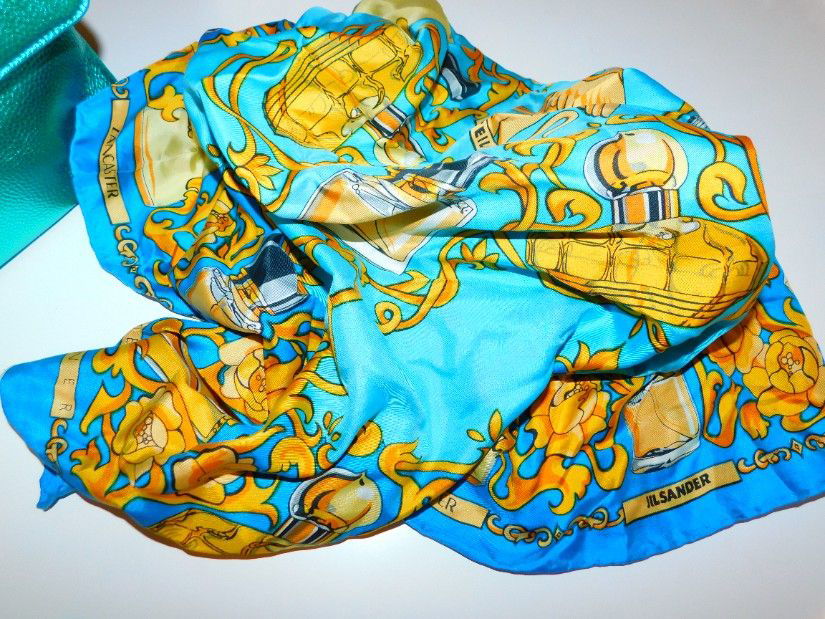 Poseta noua Italia,  etichete atasate, culoare  vibranta , cadou esarfa matase naturala designer