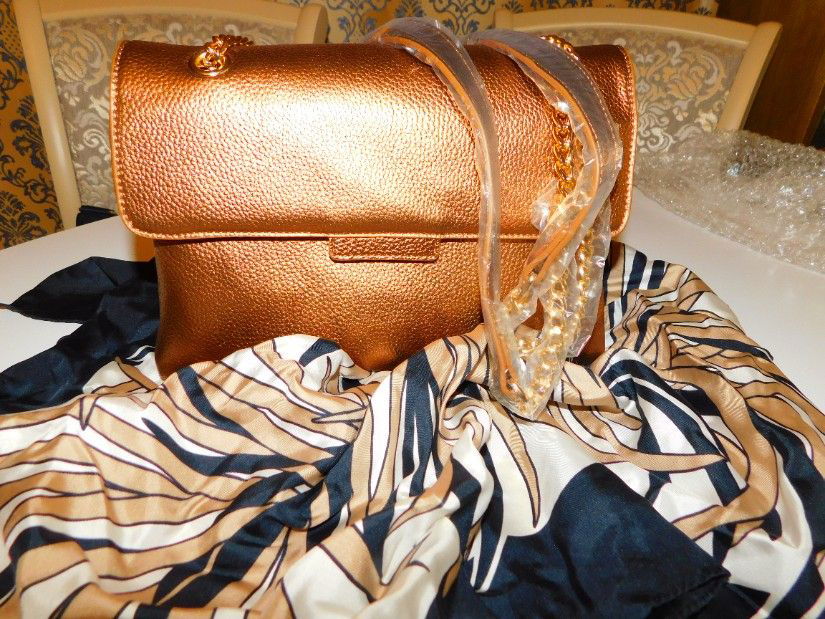 Poseta noua Italia ,  material  satinat, superba , esarfa matase naturala  cadou