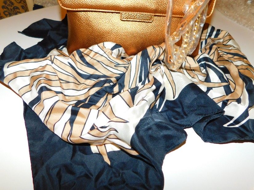 Poseta noua Italia ,  material  satinat, superba , esarfa matase naturala  cadou