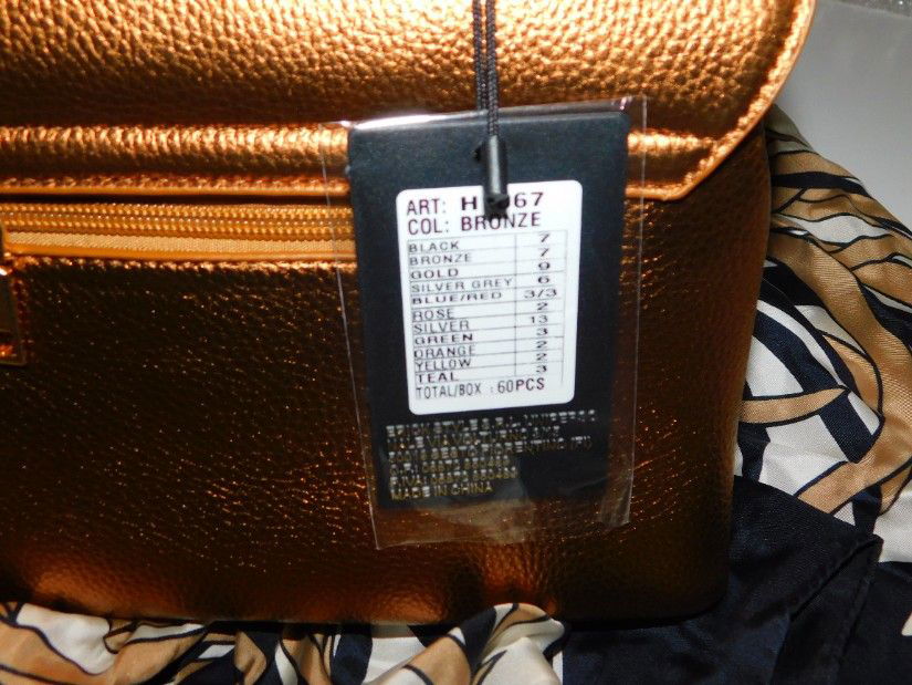 Poseta noua Italia ,  material  satinat, superba , esarfa matase naturala  cadou