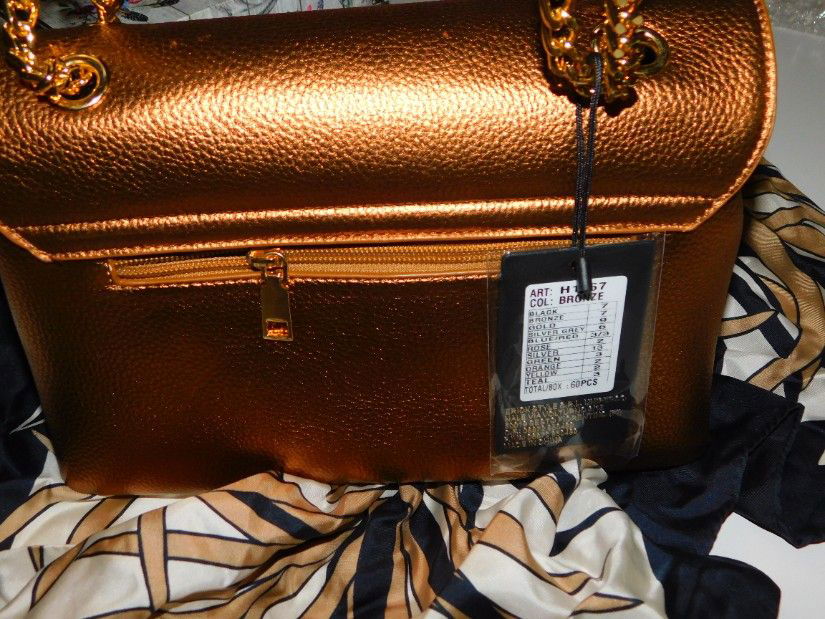 Poseta noua Italia ,  material  satinat, superba , esarfa matase naturala  cadou