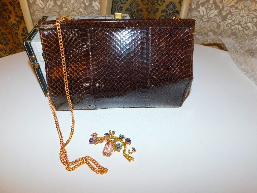 Poseta vintage  piele sarpe, plic sau de umar,  brosa deosebita cadou