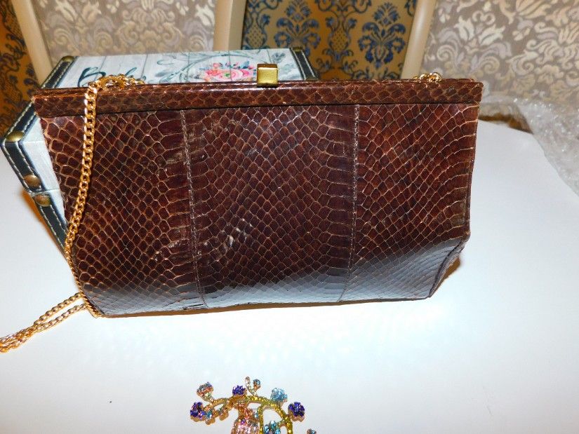 Poseta vintage  piele sarpe, plic sau de umar,  brosa deosebita cadou