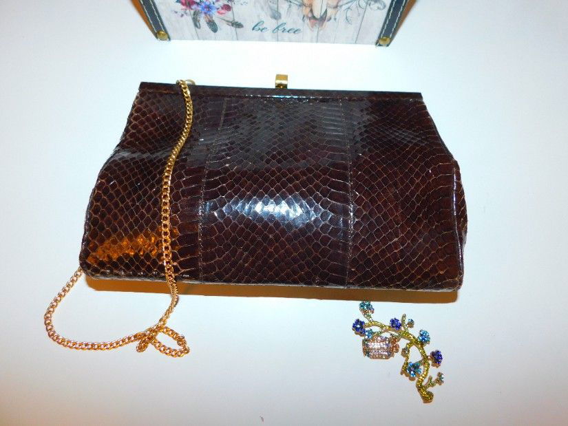 Poseta vintage  piele sarpe, plic sau de umar,  brosa deosebita cadou