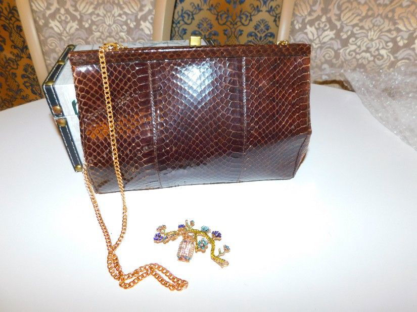 Poseta vintage  piele sarpe, plic sau de umar,  brosa deosebita cadou