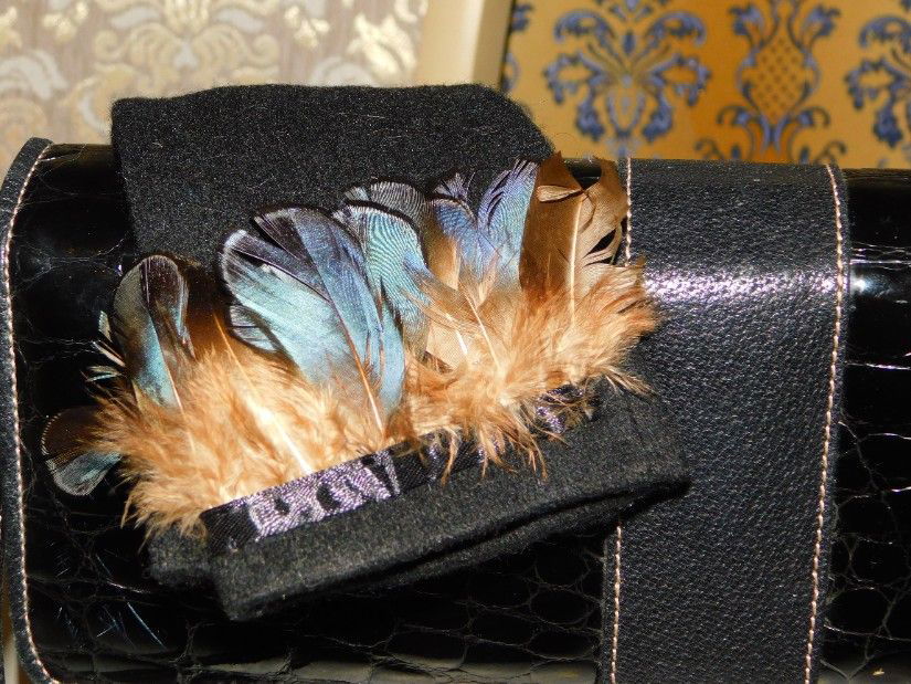 GIANFRANCO FERRE-poseta originala, deosebita, spectaculoasa,manusi noi lina cu pene naturale cadou