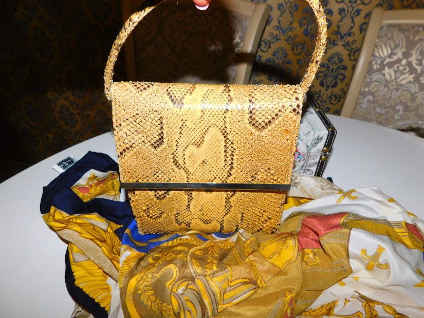 Poseta  rara, interbelica, sarpe  natural, stare perfecta,  spectaculoasa,  portmoneu asortat din piele sarpe si esarfa matase naturala 110 x110 cm