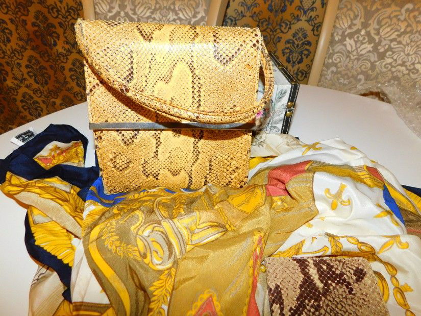 Poseta  rara, interbelica, sarpe  natural, stare perfecta,  spectaculoasa,  portmoneu asortat din piele sarpe si esarfa matase naturala 110 x110 cm