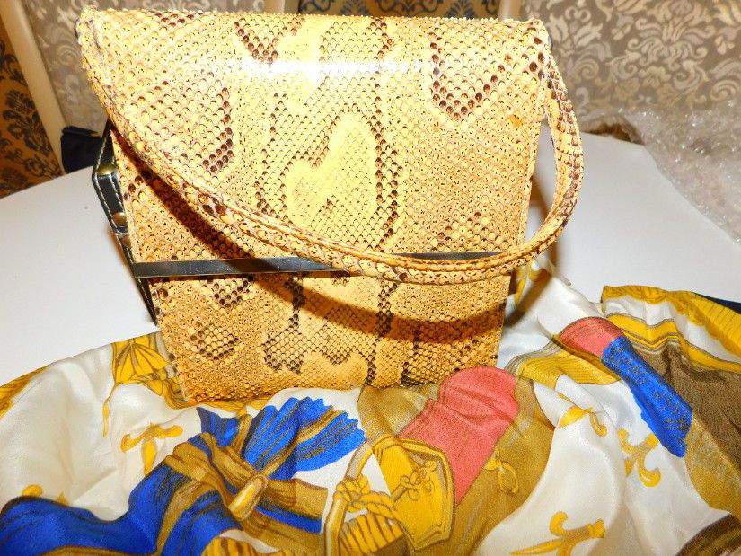 Poseta  rara, interbelica, sarpe  natural, stare perfecta,  spectaculoasa,  portmoneu asortat din piele sarpe si esarfa matase naturala 110 x110 cm