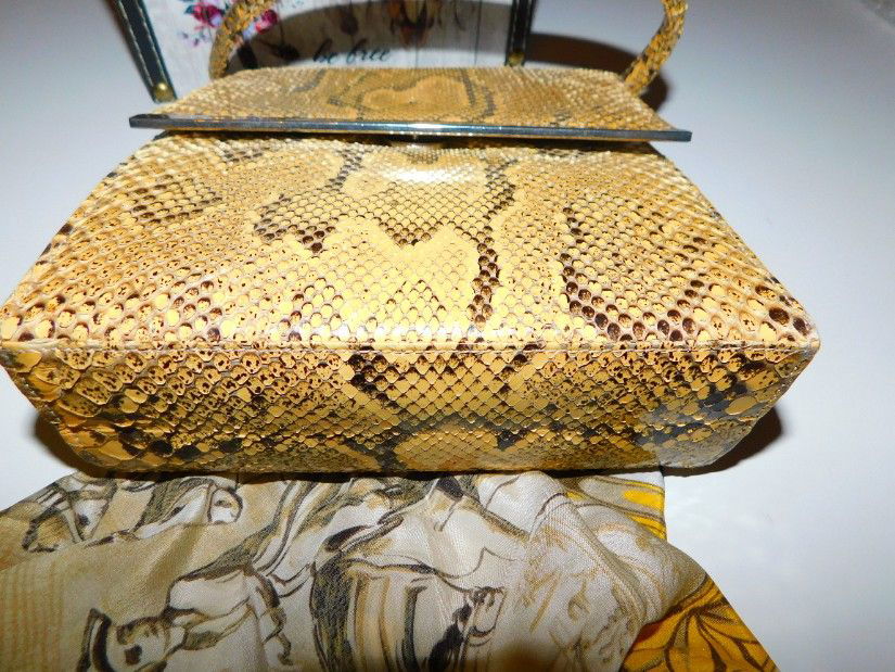 Poseta  rara, interbelica, sarpe  natural, stare perfecta,  spectaculoasa,  portmoneu asortat din piele sarpe si esarfa matase naturala 110 x110 cm