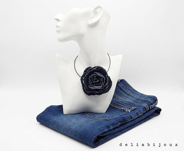 Colier handmade cu floare din denim/blug reciclat bijuterie unicat (cod1411)