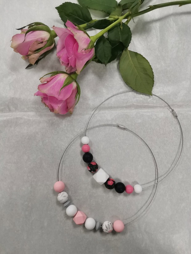 Colier handmade delicat, perfect pentru un look elegant și feminin.