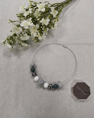 Colier handmade delicat, perfect pentru un look elegant și feminin.