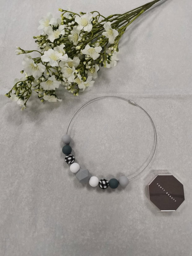 Colier handmade delicat, perfect pentru un look elegant și feminin.