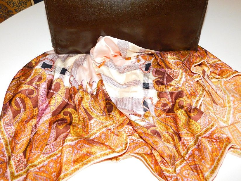 Poseta  vintage  piele naturala , colectie  familie,cadou esarfa  designer matase naturala  asortata