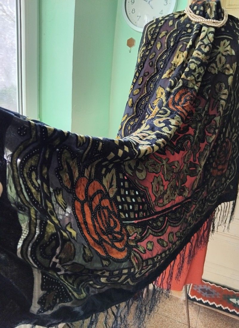 Esarfa cu aplicatii catifea pe voal