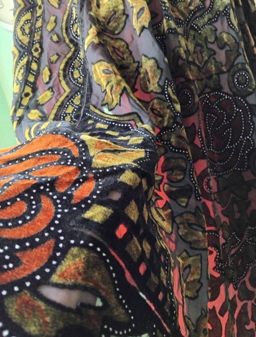 Esarfa cu aplicatii catifea pe voal