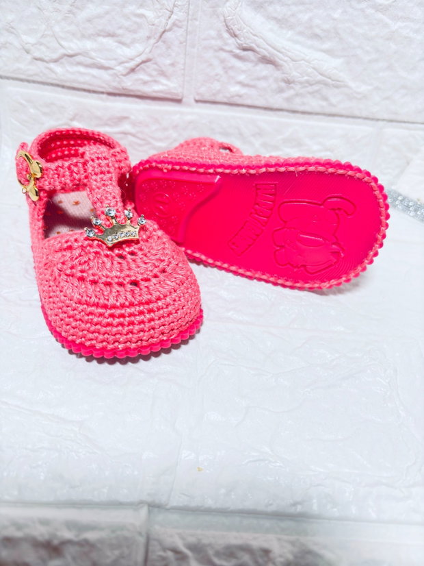 Balerini crosetati bebe roz neon handmade eleganti cu coronita ElaD