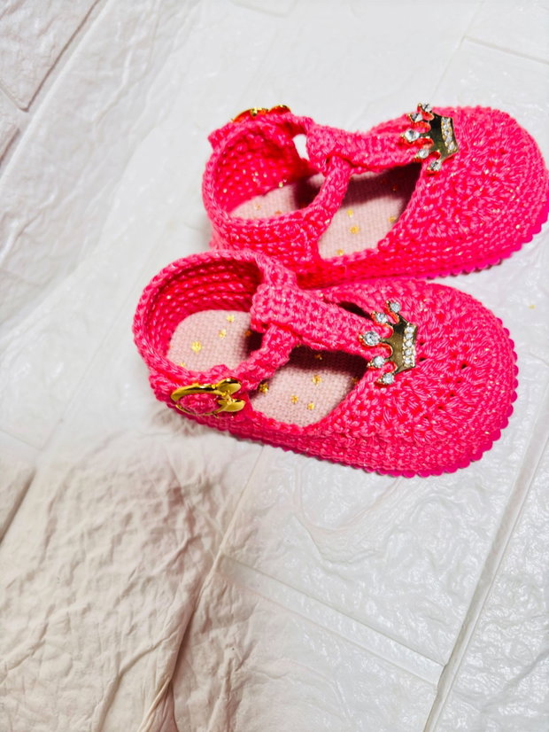 Balerini crosetati bebe roz neon handmade eleganti cu coronita ElaD