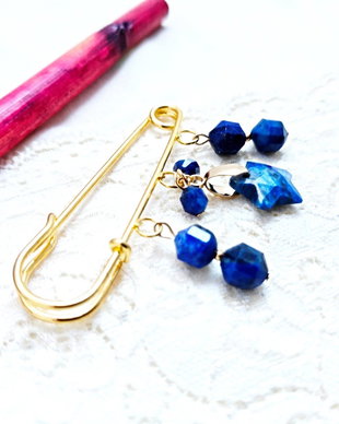 Brosa cu steluta si lapis lazuli