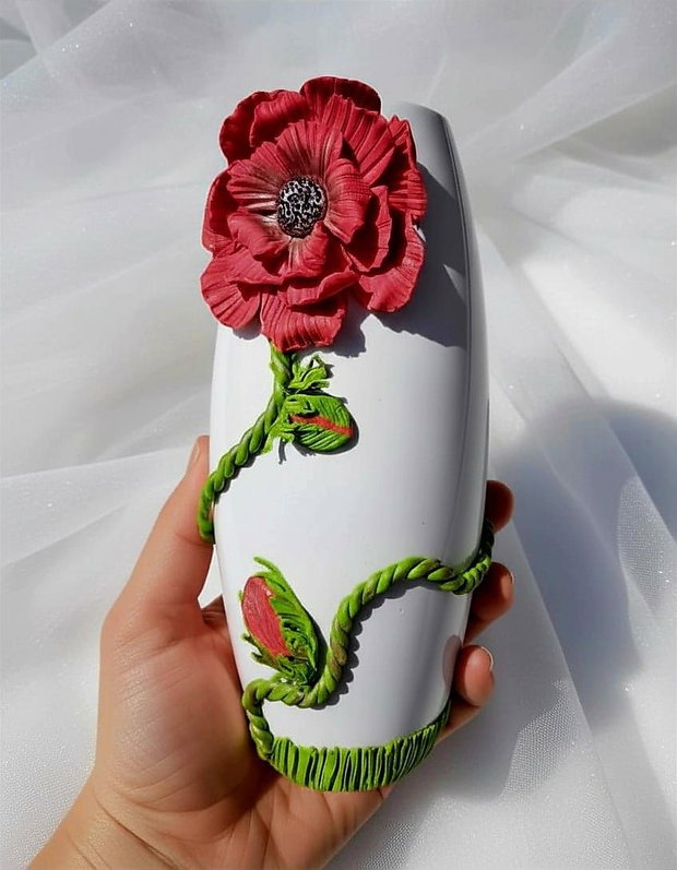 Vază cu mac roșu decor floral din lut polimeric