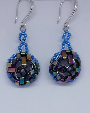 Cercei atarnatori mici, din margele cehesti si japoneze bleu si cu irizatii, cu cristale Swarovski translucide