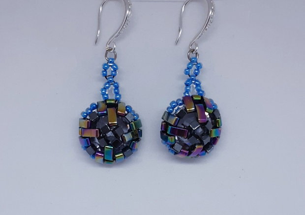 Cercei atarnatori mici, din margele cehesti si japoneze bleu si cu irizatii, cu cristale Swarovski translucide
