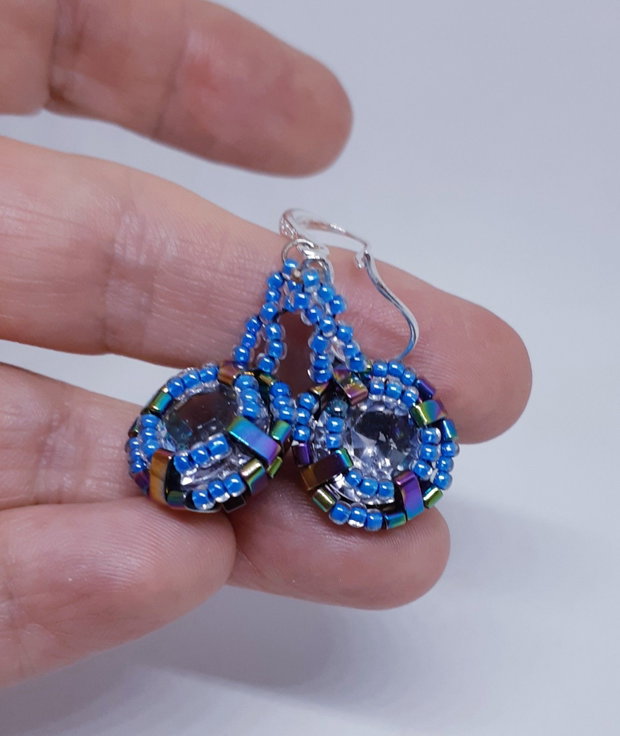 Cercei atarnatori mici, din margele cehesti si japoneze bleu si cu irizatii, cu cristale Swarovski translucide